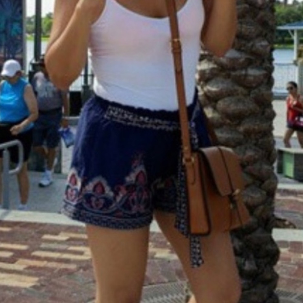 Blue elastic waistband shorts with detailing